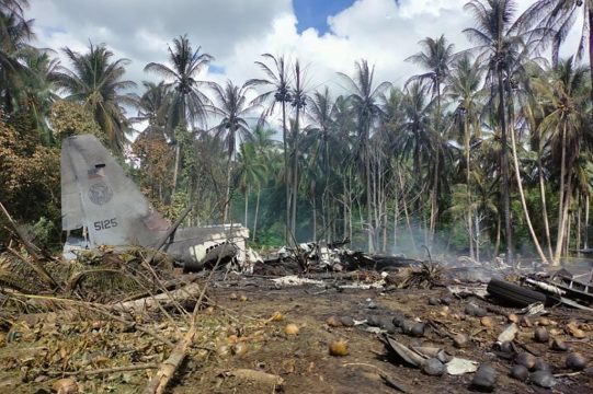 Tote bei Absturz einer Militärmaschine auf den Philippinen (Bild: Joint Task Force-Sulu / AFP)