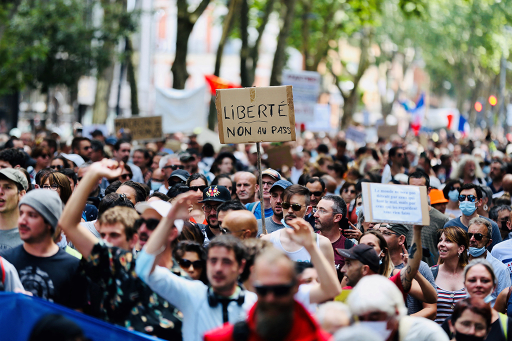 25. Juli: Rund 160.000 Menschen sind in Frankreich - so wie hier in Toulouse - gegen die Corona-Maßnahmen der Regierung auf die Straße gegangen (Bild: Fred Scheiber/AFP)