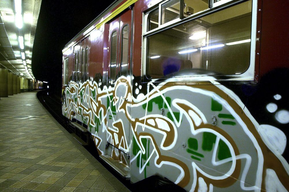 Graffiti auf Zug (Bild: Olivier Matthys/Belga)