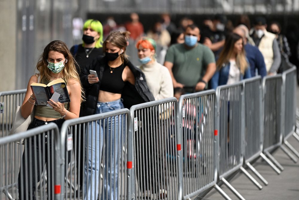 Warteschlange vor einem Impfzentrum in London