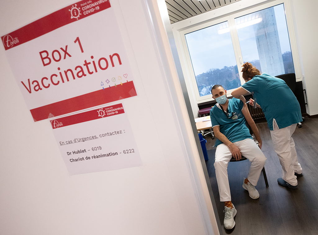 Impfung von Pflegekräften der Poliklinik Binche (Bild: Benoit Doppagne/Belga)