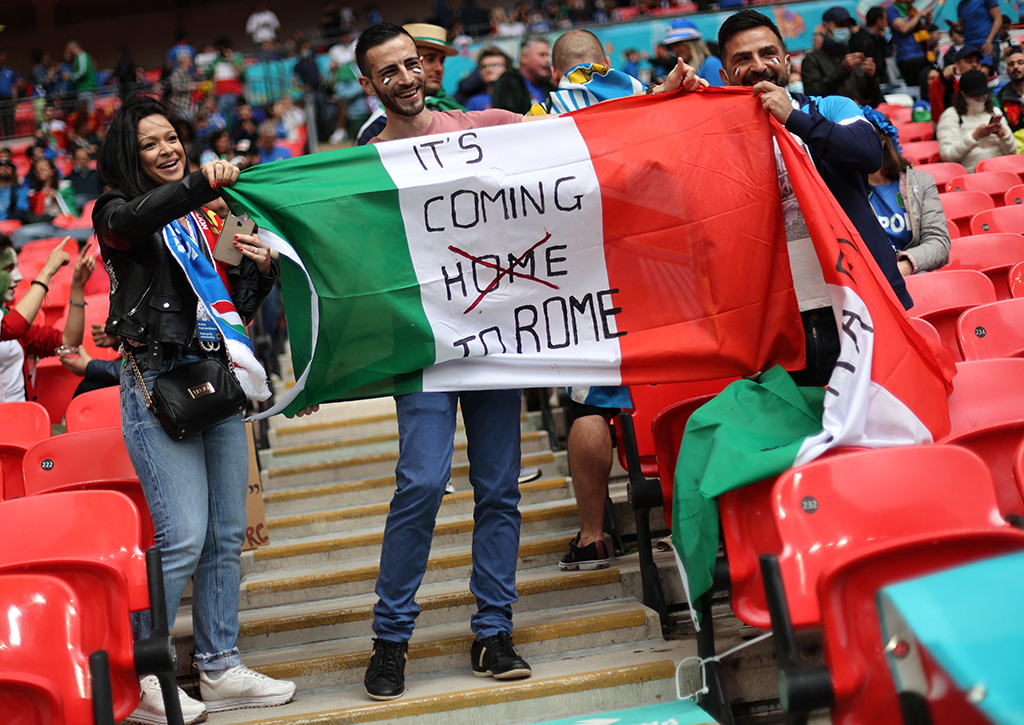 Italien oder England: Wer holt den Pokal? Die italienischen Fans sind sich sicher: Der Pokal geht nach Rom (Bild: Carl Recine/Pool/AFP)