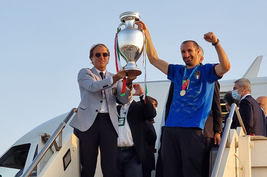 Italien hat sich den EM-Pokal geholt: Trainer Roberto Mancini und Innenverteidiger Giorgio Chiellini bei ihrer Ankunft in Rom am Montagmorgen (Bild: Aeroporto Di Roma/AFP)