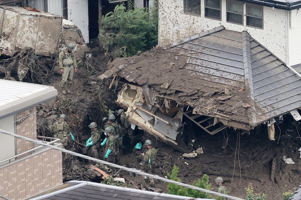 Bergungsarbeiten nach einem Erdrutsch in Atami (Bild: Jiji Press/AFP)