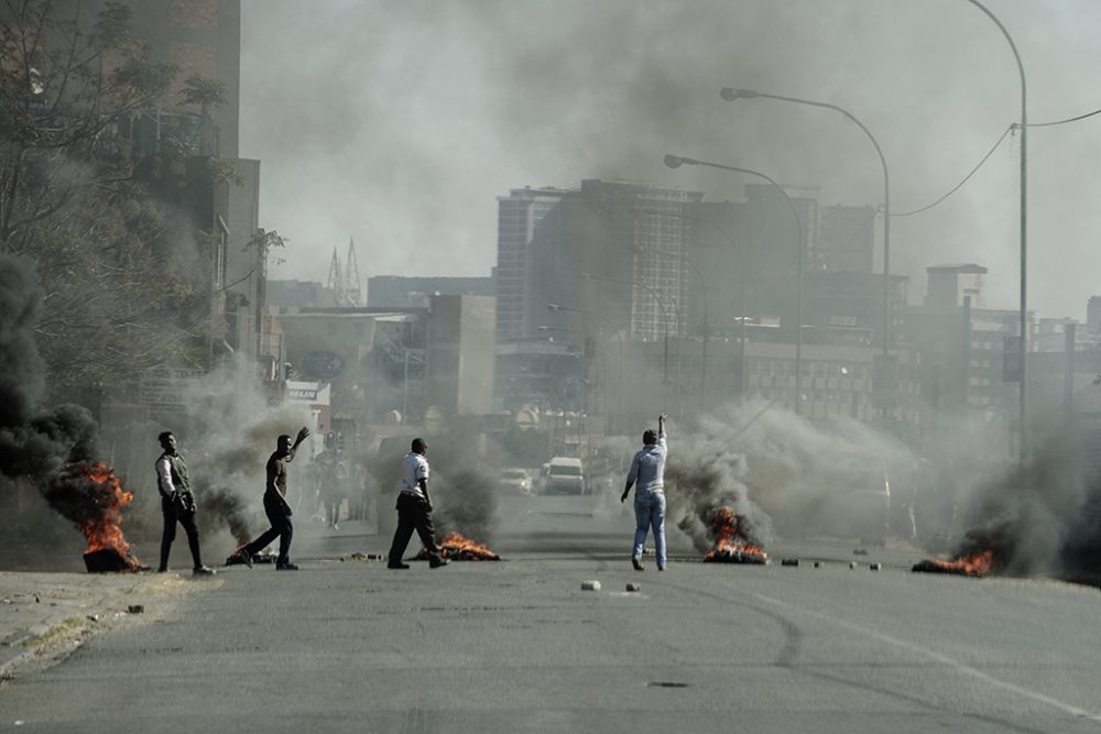 Ausschreitungen in Johannesburg (Bild: Luca Sola/AFP)