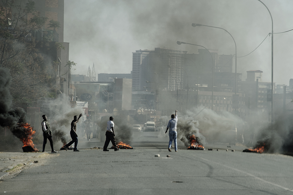 Ausschreitungen in Johannesburg (Bild: Luca Sola/AFP)
