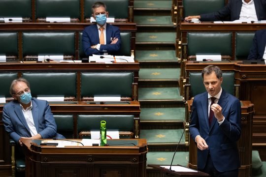 Premierminister Alexander De Croo während der Parlamentssitzung (Bild: Benoit Doppagne/Belga)