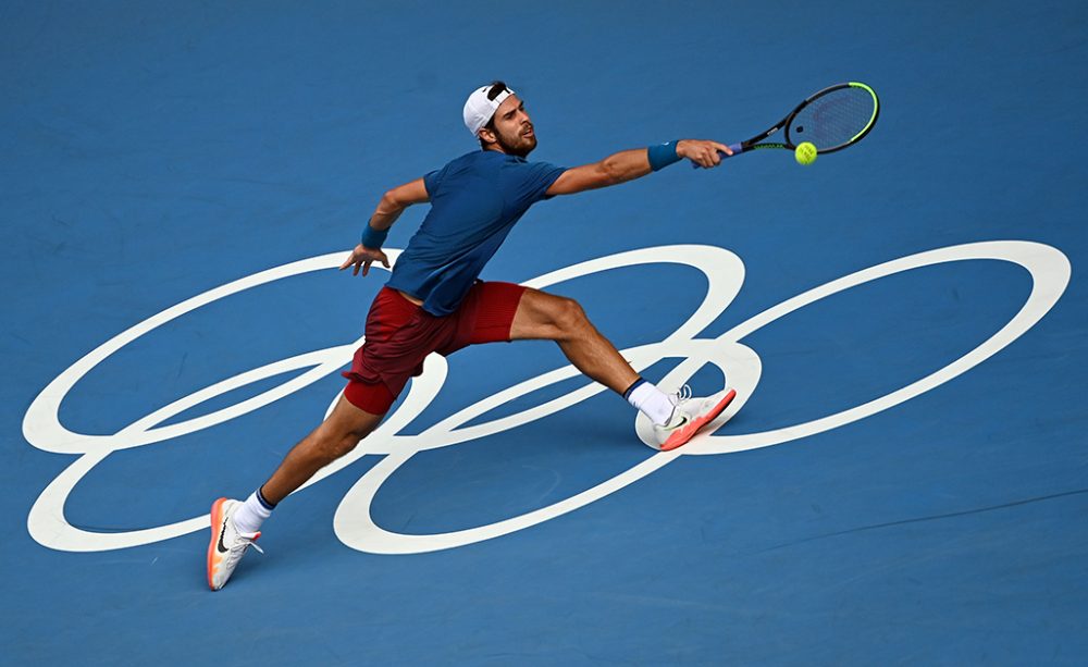 Der russische Tennisspieler Karen Chatschanow bei den Olympischen Spielen in Tokio (Bild: Marijan Murat/DPA)