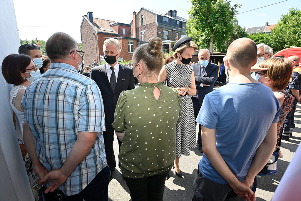 König Philippe und Königin Mathilde im Gespräch mit Betroffenen am Dienstag in Verviers (Bild: Eric Lalmand/Pool/Belga)