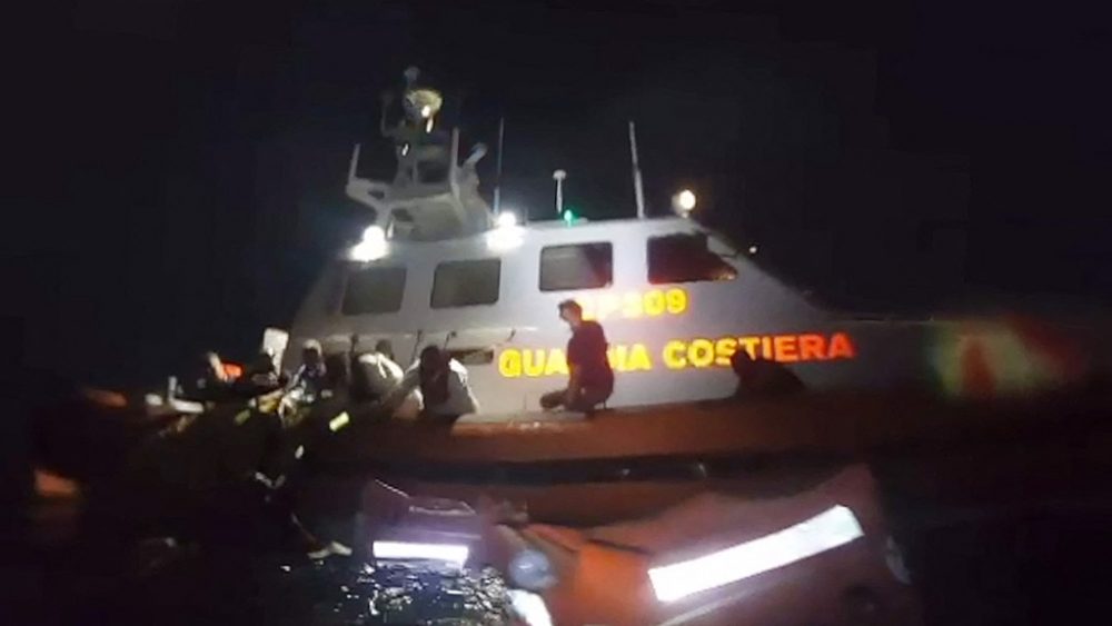 Italienishe Küstenwache rettet am 30.6. Flüchtlinge in Seenot vor Lampedusa (Bild: Guardia Costieria/AFP)