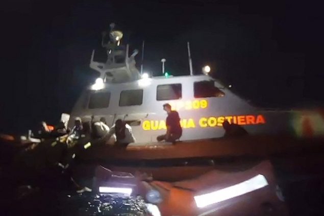 Italienishe Küstenwache rettet am 30.6. Flüchtlinge in Seenot vor Lampedusa (Bild: Guardia Costieria/AFP)