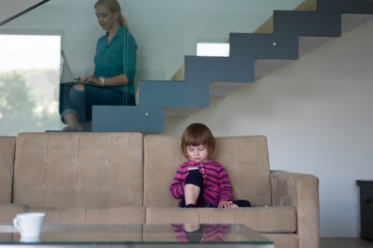 Mutter mit Laptop, Kind mit Smartphone (© Bildagentur PantherMedia / Benis Arapovic)