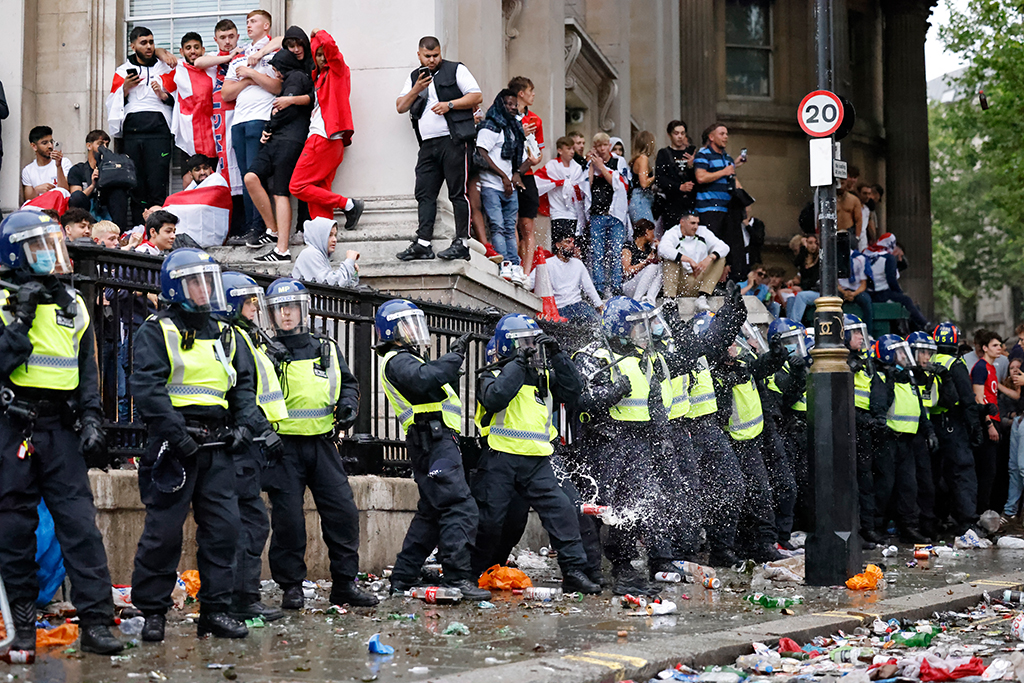 Fußball-EM: Ausschreitungen in London (Bild: Tolga Akmen/AFP)