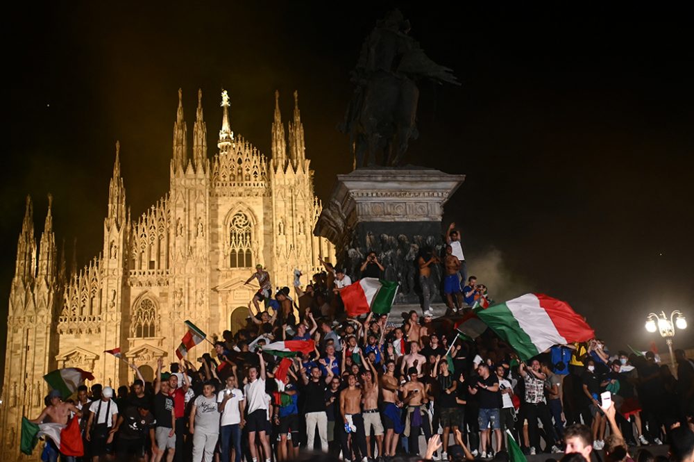 Fans feiern den EM-Sieg Italiens vor dem Mailänder Dom (Bild: Marco Bertorello/AFP)