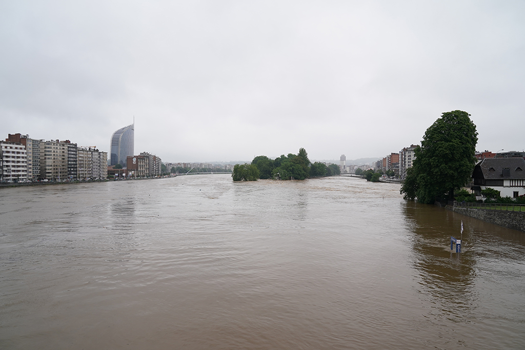 Der Pegel der Maas in Lüttich ist am Donnerstag immer weiter gestiegen (Bild: Anthony Dehez/Belga)