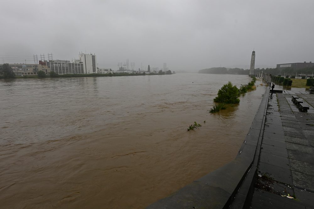 Der Ile-Monsin-Damm - Der extrem hohe Pegel der Maas in Lüttich am Donnerstag (Bild: Eric Lalmand/Belga)