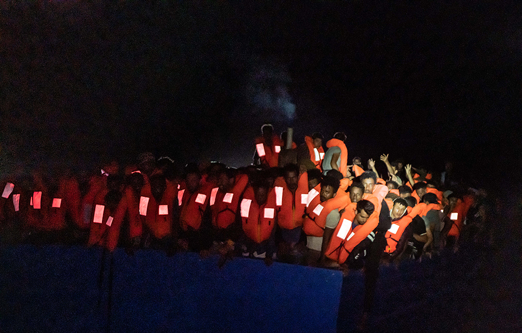 In der Nacht zum 5. Juli gerettete Migranten auf der "Ocean Viking" (Archivbild: Flavid Gasperini/SOS Mediterranéee/AFP)