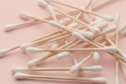 Wattestäbchen gibt es nun nur noch mit Stiel aus Bambus oder Holz