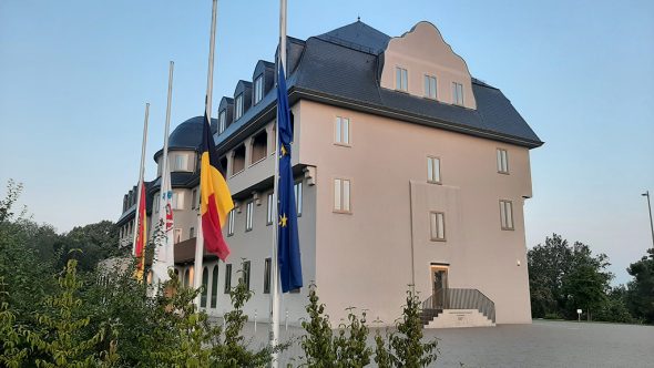 Auch am PDG in Eupen wehen die Flaggen am Dienstag auf Halbmast (Bild: Manuel Zimmermann/BRF)