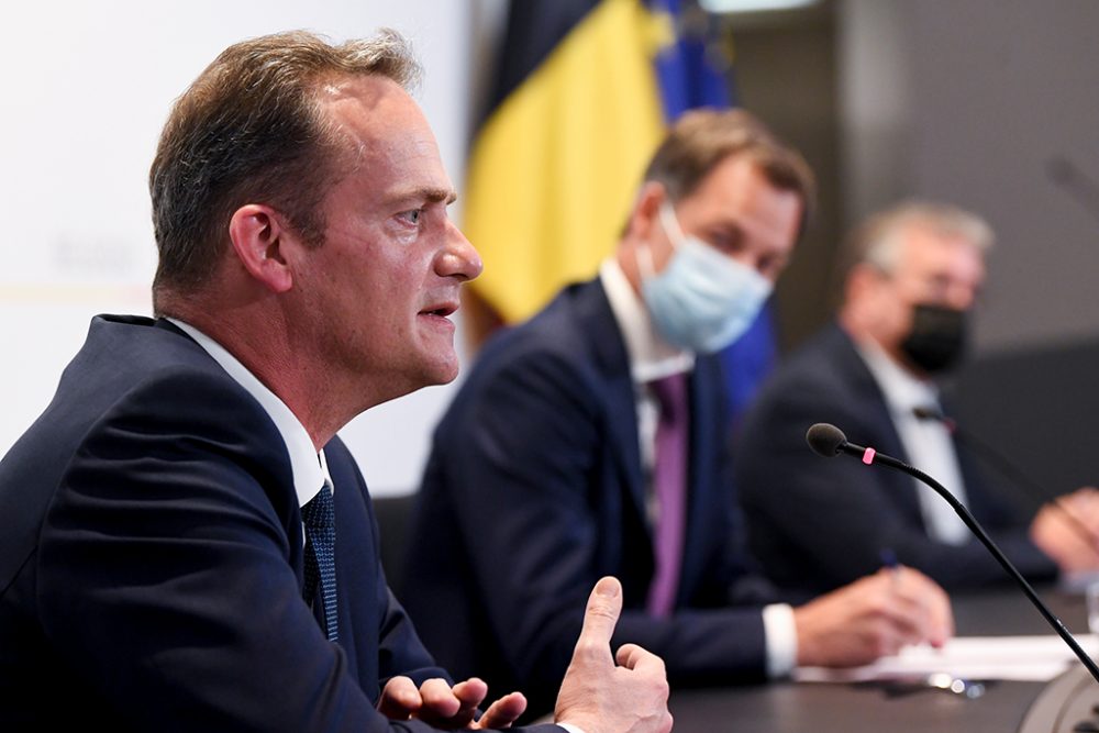 DG-Ministerpräsident Oliver Paasch am Montag bei der Pressekonferenz nach dem Konzertierungsausschuss (Bild: Frederic Sierakowski/Isopix/Pool/Belga)