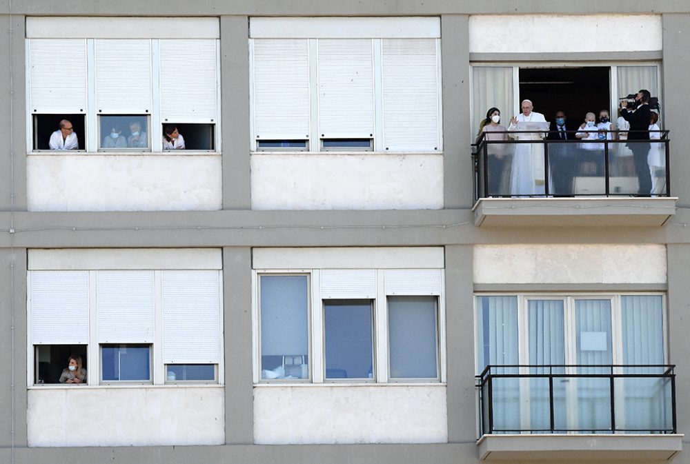 Papst betet Angelus von Balkon des Gemelli-Krankenhauses in Rom (Bild: Filippo Monteforte/AFP)