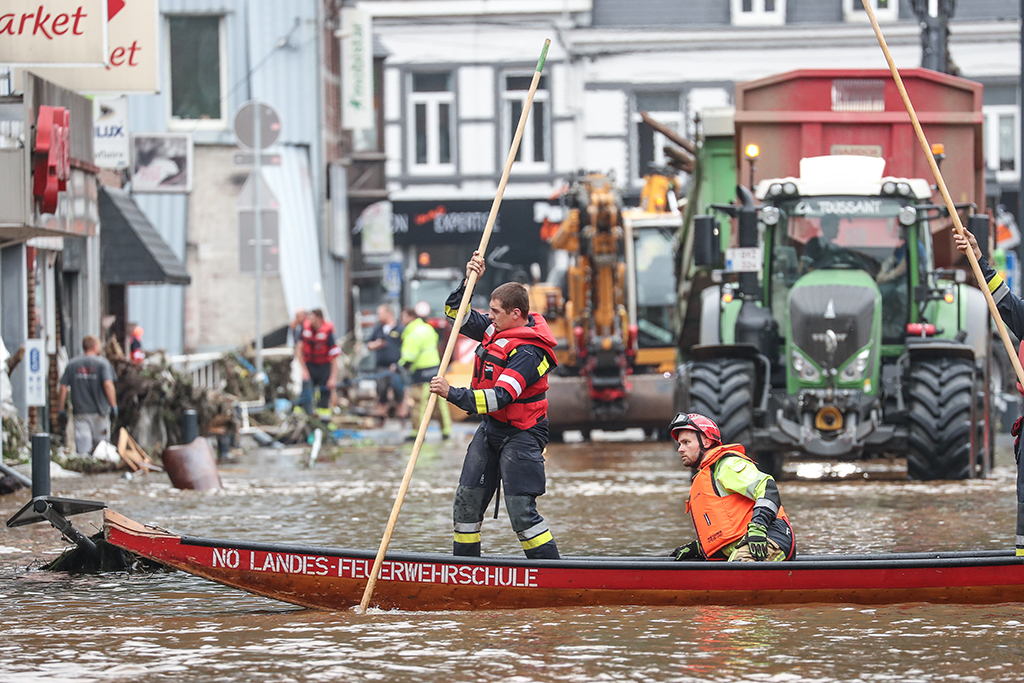 Rettungskräfte im Einsatz am 16. Juli in Pepinster (Bild: Bruno Fahy/Belga)
