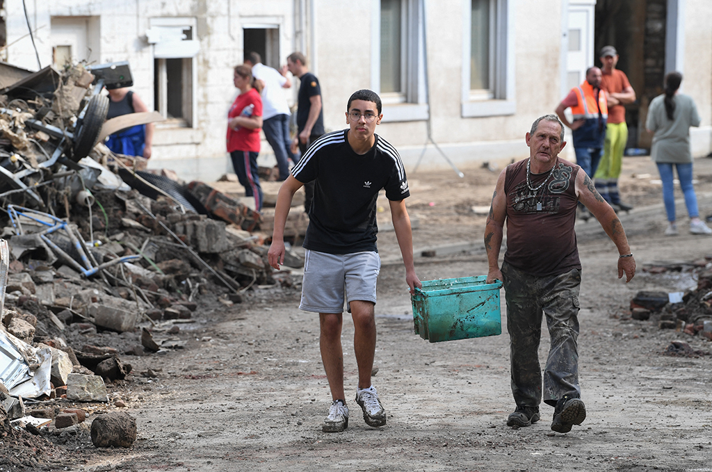 Aufräumarbeiten nach dem Hochwasser in Pepinster (Bild: John Thys/AFP)