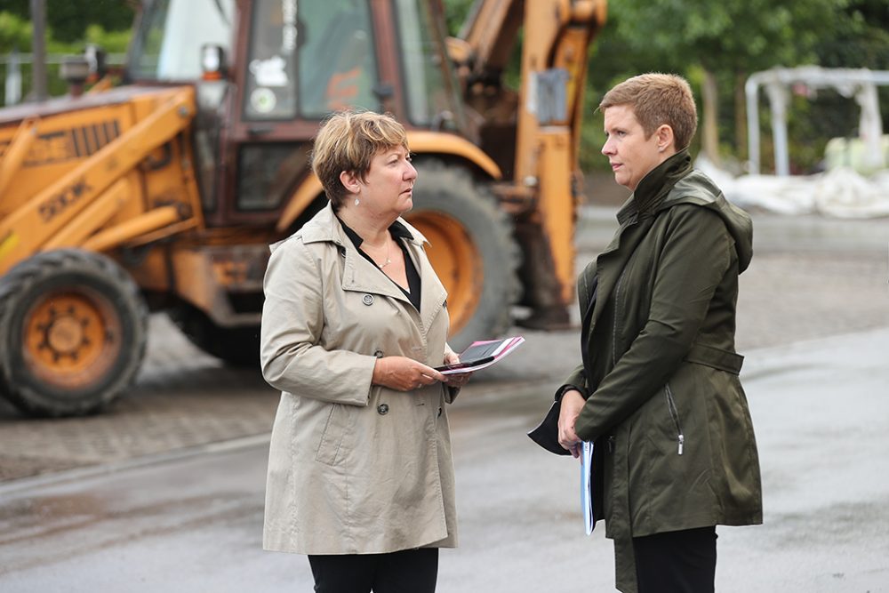 Sylvie Marique und Catherine Delcourt am Mittwoch in Pepinster (Bild: Bruno Fahy/Belga)