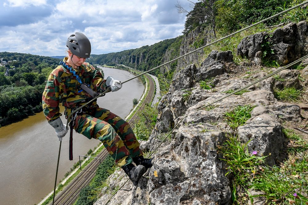 Prinzessin Elisabeth im Militärcamp in Marche-les-Dames (Bild: Frederic Sierakowski/Isopix)