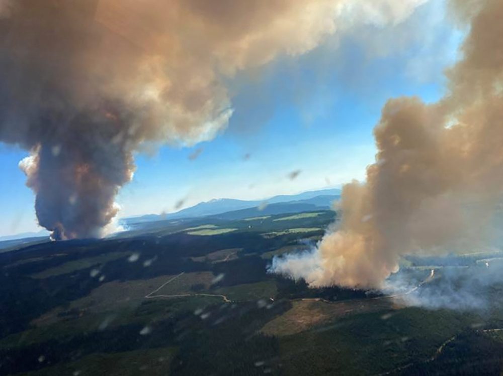 Feuer nach Hitzerekord in Kanada: Rauchschwaden über zwei Seen in British Columbia (Bild: BC Wildfire Service/AFP)