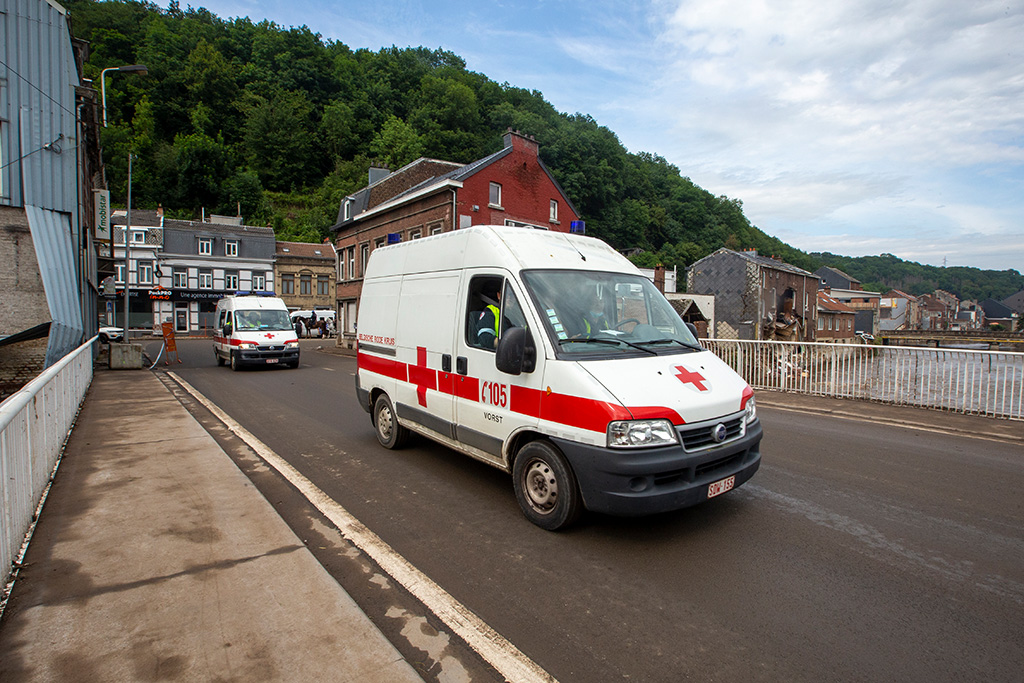 Mitarbeiter des Roten Kreuzes in Pepinster (Bild: Nicolas Maeterlinck/Belga)