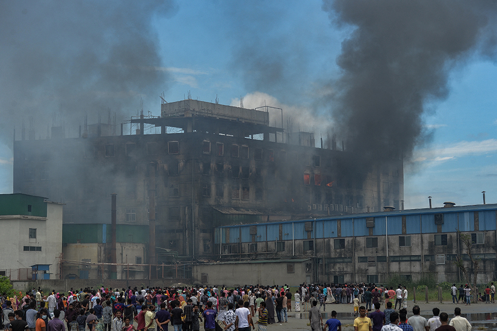 Fabrikbrand in Rupganj (Bangladesch): Schaulustige beobachten die Rauchbildung und das Gebäude (Bild: Munir Uz zaman/AFP)