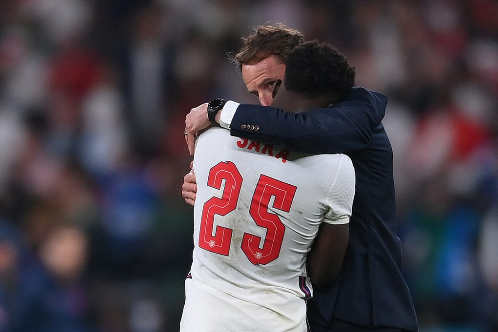 Tröstende Umarmung für Bukayo Saka von Trainer Gareth Southgate nach der Niederlage im EM-Finale (Archivbild: Laurence Griffiths/Pool/AFP)