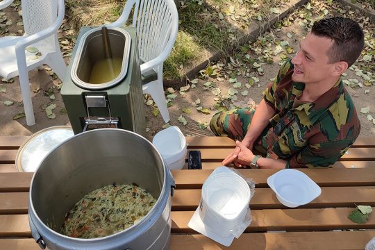 Das Militär verteilt Suppe an alle Betroffenen und Helfer (Bild: Katrin Margraff/BRF)