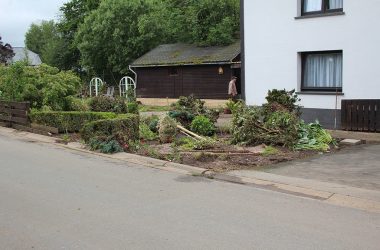 Garten von Evelyne Keller nach dem Hochwasser (Bild: Celine Afeli/BRF)
