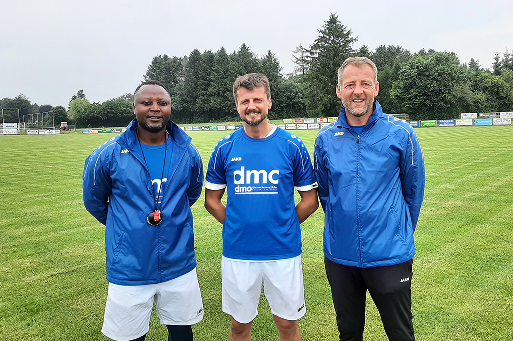 Verantwortlich für das Raerener Fußballcamp: Moses Sichone, Reiner Plaßhenrich und Ralf Westig (Bild: Christophe Ramjoie/BRF)