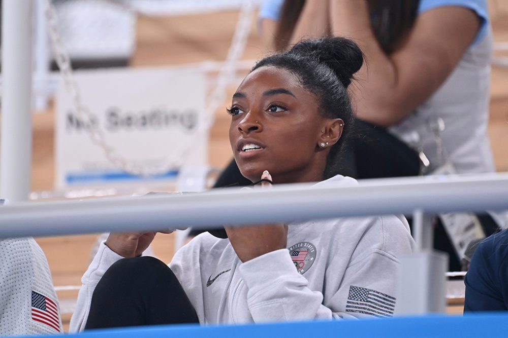 Simone Biles beobachtet den Wettkampf von der Tribüne (Bild: DPA)