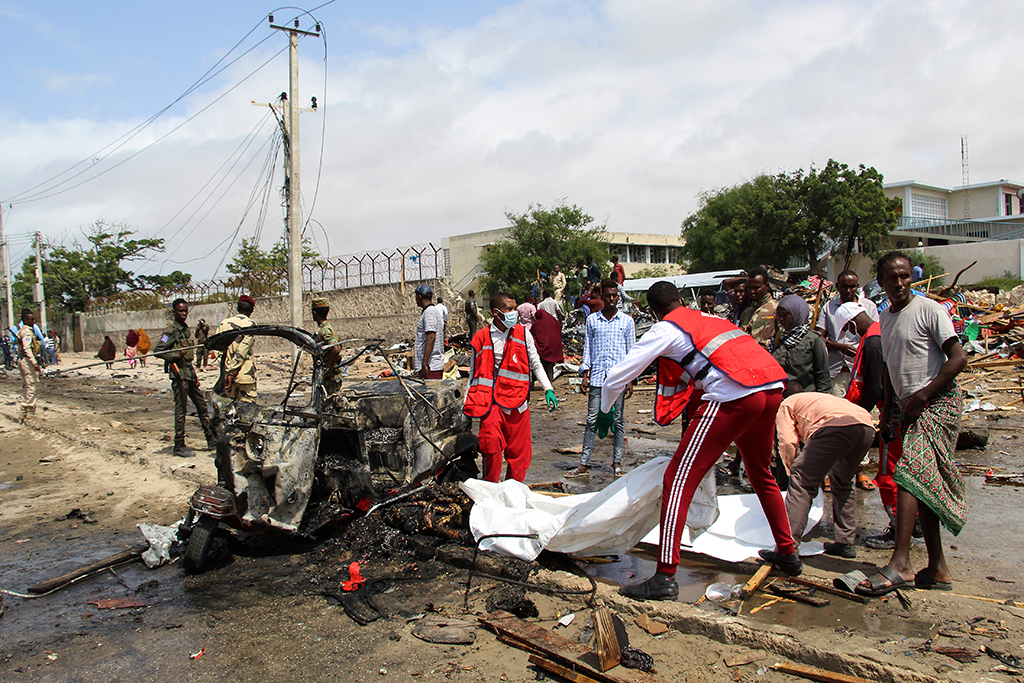 Selbstmordanschlag in der somalischen Hauptstadt Mogadischu: Rettungskräfte vor Ort (Bild: AFP)