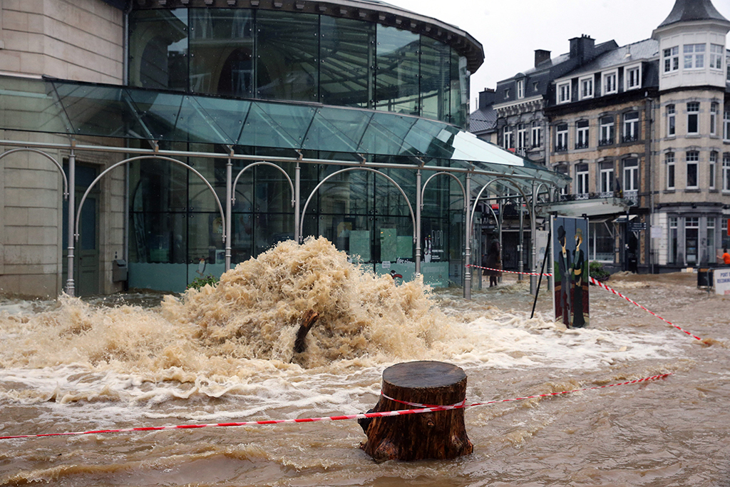 Das Zentrum von Spa steht seit Mittwoch unter Wasser (Bild: François Walschaerts/AFP)
