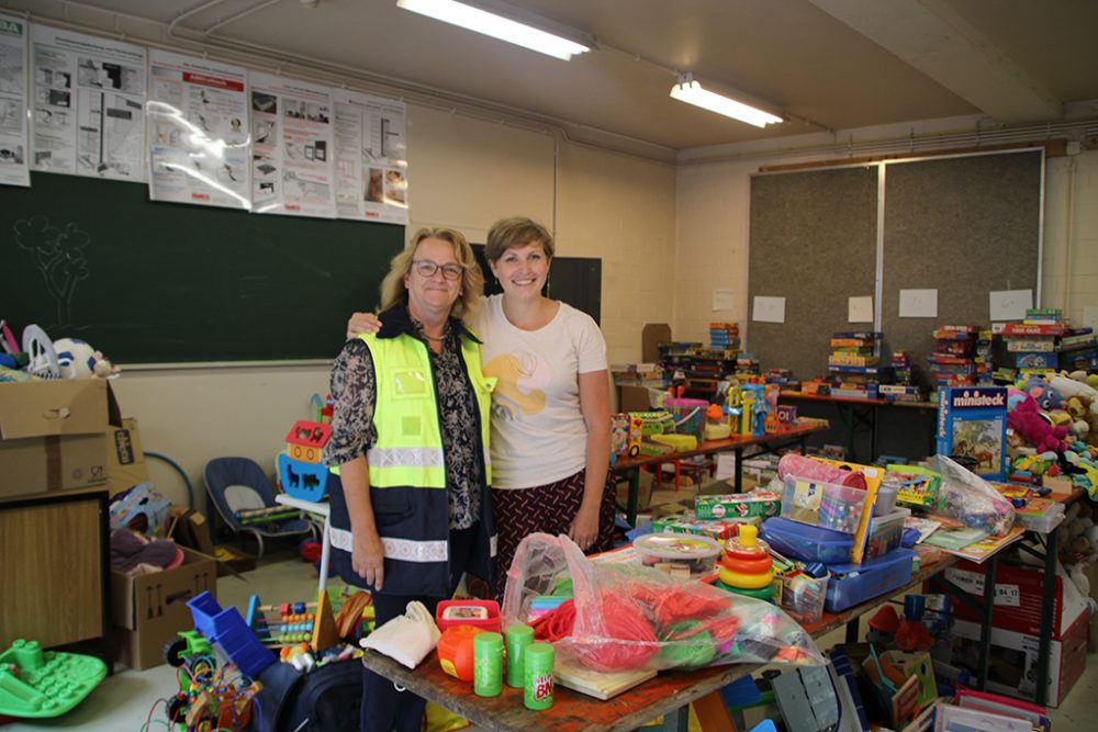 Christiane Sarlette, Präsidentin der Lokalsektion Eupen-Lontzen, und ÖSHZ-Präsidentin Martine Engels (Bild: Marie Seffer/BRF)