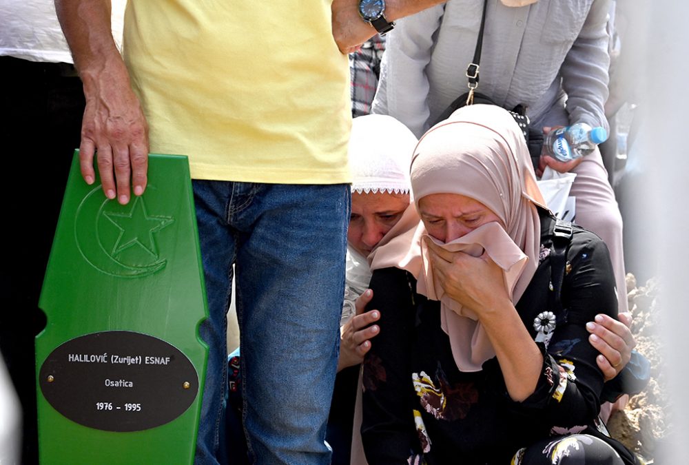 Bosnien erinnert an das Massaker von Srebrenica (Bild: Elvis Barukcic/AFP)