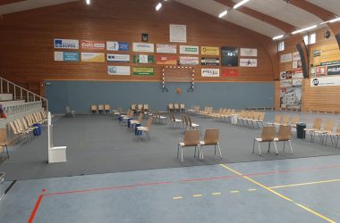 Die Sporthalle am Stockbergerweg: Von dort aus werden nach Möglichkeit Notunterkünfte organisiert (Bild: Manuel Zimmermann/BRF)