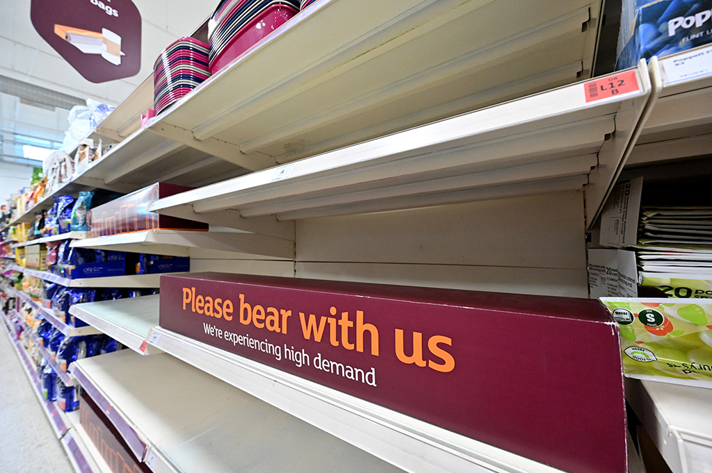 In diesem Londoner Supermarkt werden Kunden um Verständnis gebeten, dass einige Produkte zeitweise nicht erhältlich sind (Bild: Justin Tallis/AFP)