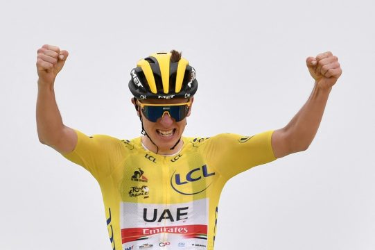 Tadej Pogačar gewinnt in den Wolken auf dem Col du Portet (Bild: Philippe Lopez/AFP)