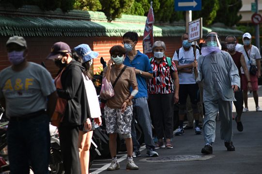Warteschlange am Tempel Hsing Tian Kong in Taipeh (Bild: Sam Yeh/AFP)