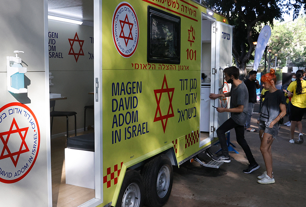 Impfbus in Tel Aviv (Bild: Jack Guez/AFP)