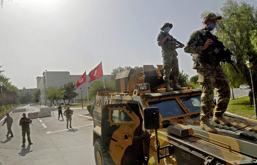 Militär vor dem Parlament in Tunis (Bild: Fethi Belaid/AFP)