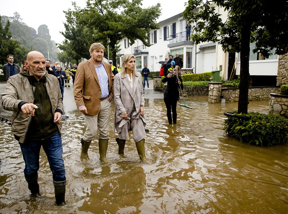 Hochwasser in Niederländisch-Limburg: König Willem-Alexander und Königin Maxima in Valkenburg (Bild: Sem van der Wal/ANP/AFP)