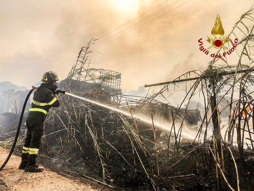 Die italienische Feuerwehr löscht Waldbrände (Bild: Vigili del Fuoco/AFP