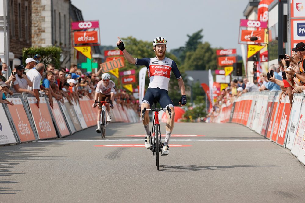 Quinn Simmons gewinnt dritte Etappe der Tour de Wallonie (US Quinn Simmons of Trek-Segafredo celebrates as he crosses the finish line to win the third stage of the Tour De Wallonie cycling race, 179,9km from Plombieres to Erezee, on Thursday 22 July 2021. BELGA PHOTO BRUNO FAHY)